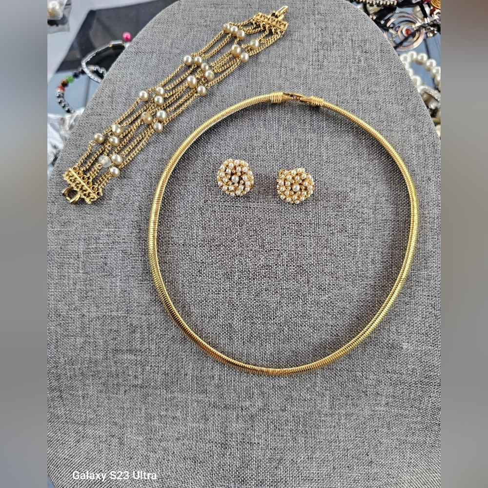 Vintage Goldtone Necklace with Faux Pearls set.